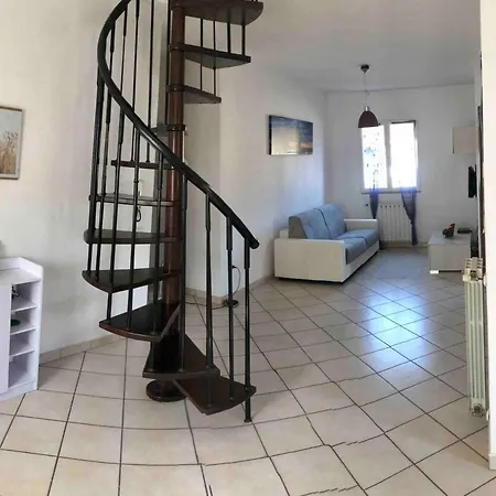 Gorgeous Brandnew Remodeled 2story 5 Min From Sea!