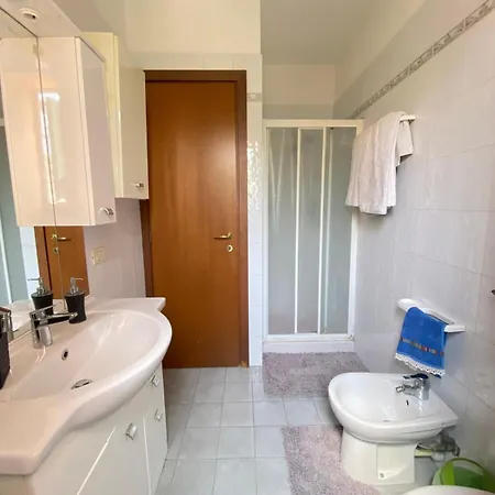 Gorgeous Brandnew Remodeled 2story 5 Min From Sea! *