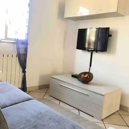 Gorgeous Brandnew Remodeled 2story 5 Min From Sea!