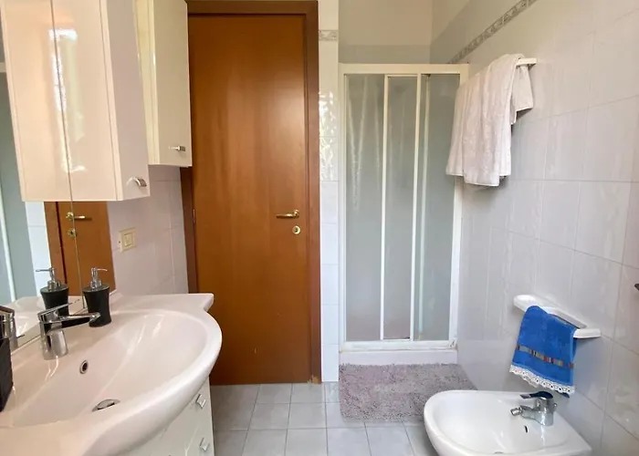 Gorgeous Brandnew Remodeled 2story 5 Min From Sea! *
